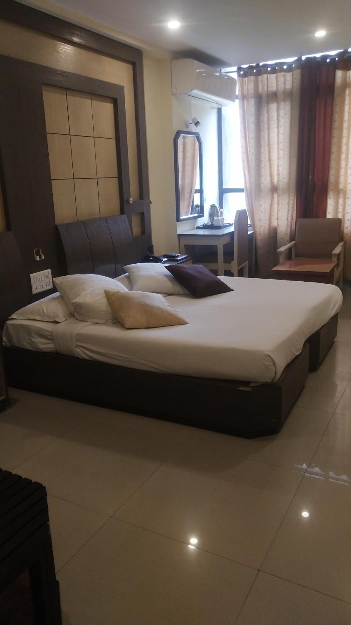 Hotel Rishi Regency Jabalpur Exteriör bild