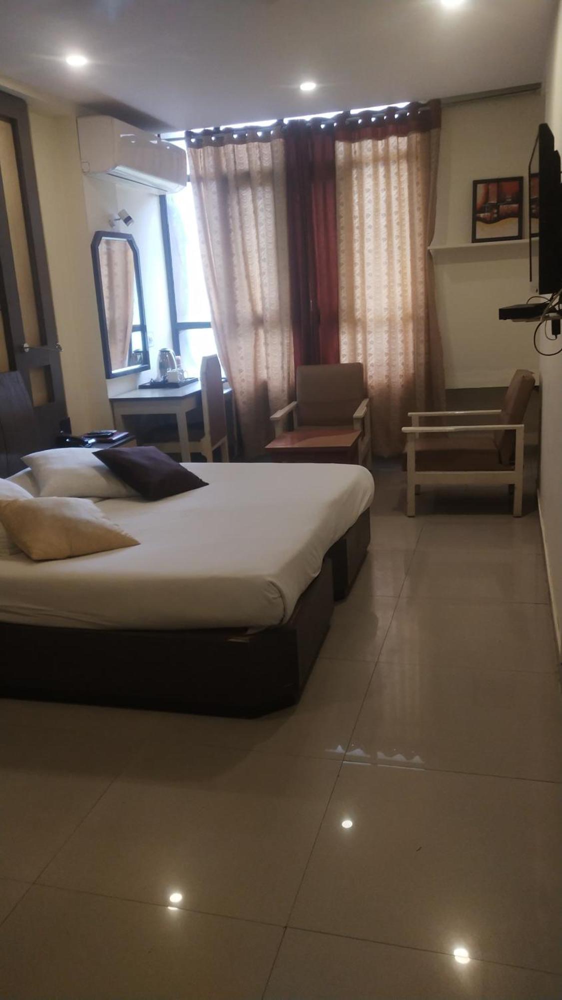 Hotel Rishi Regency Jabalpur Exteriör bild