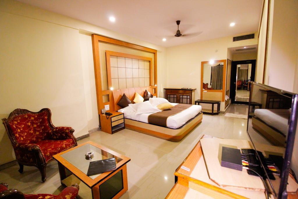 Hotel Rishi Regency Jabalpur Exteriör bild